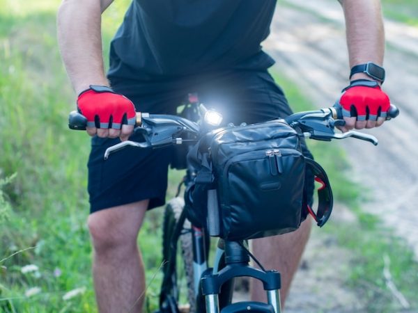 Ilumine sua pedalada com as melhores lanternas para bike